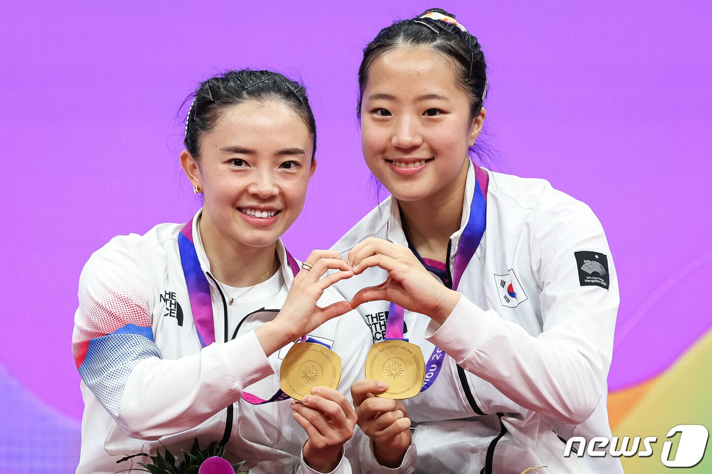본문 이미지 - 신유빈-전지희가 2일 중국 항저우 궁수 캐널 스포츠파크 체육관에서 열린 2022 항저우 아시안게임 탁구 여자 복식 시상식 후 하트를 그리며 포즈를 취하고 있다. 신유빈-전지희 조는 결승에서 북한 차수영-박수경 조를 게임 스코어 4-1(11-6 11-4 10-12 12-10 11-3)로 꺾고 금메달을 차지했다. 이는 2002년 부산 아시안게임 석은미-이은실 이후 21년 만의 아시안게임 여자 복식 금메달이다. 2023.10.2/뉴스1 ⓒ News1 유승관 기자
