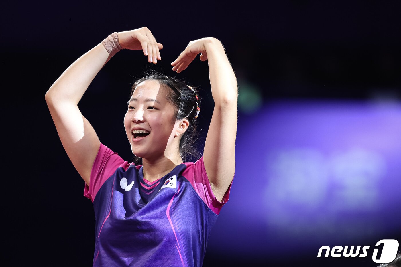 본문 이미지 - 신유빈이 2일 중국 항저우 궁수 캐널 스포츠파크 체육관에서 열린 2022 항저우 아시안게임 탁구 여자 복식 결승에서 금메달을 확정지은 후 관중들을 향해 하트를 그리고 있다. 신유빈-전지희 조는 결승에서 북한 차수영-박수경 조를 게임 스코어 4-1&#40;11-6 11-4 10-12 12-10 11-3&#41;로 꺾고 금메달을 차지했다. 이는 2002년 부산 아시안게임 석은미-이은실 이후 21년 만의 아시안게임 여자 복식 금메달이다. 2023.10.2/뉴스1 ⓒ News1 유승관 기자