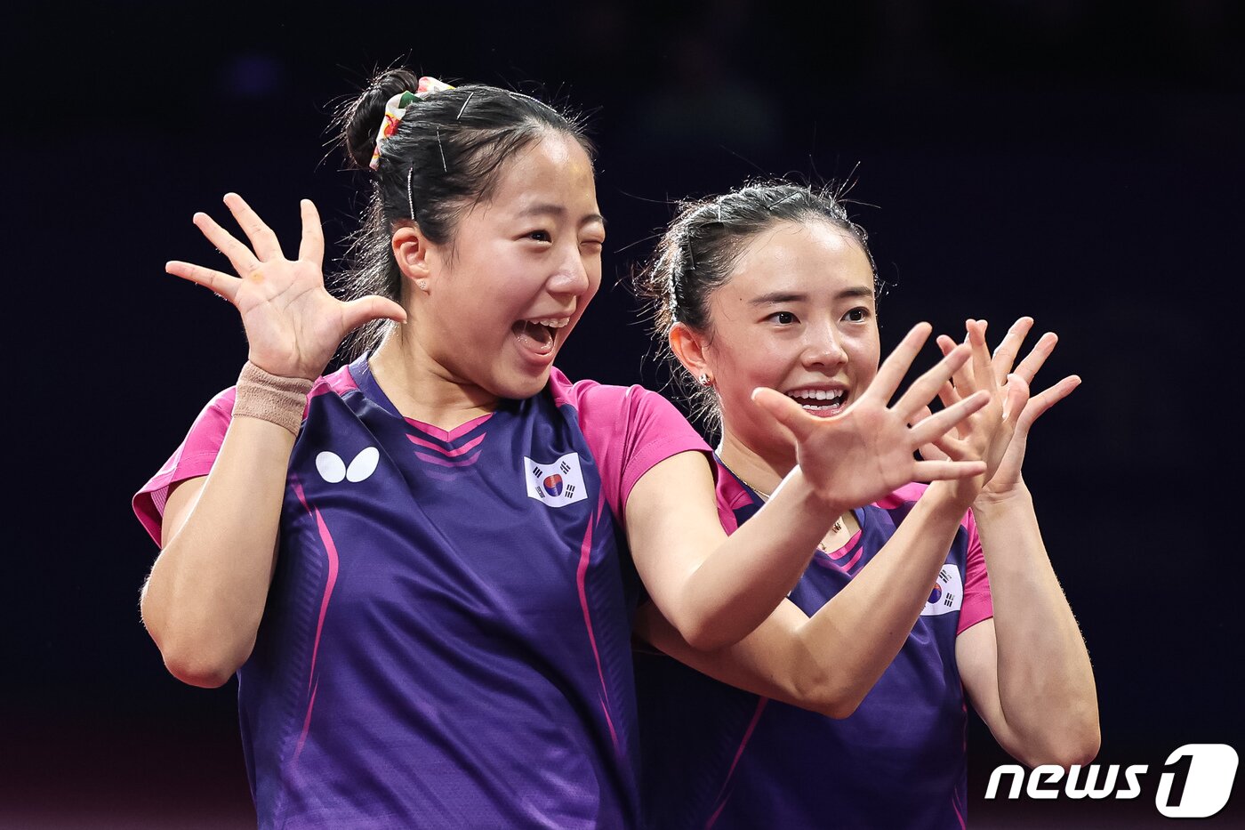 본문 이미지 - 신유빈-전지희가 2일 중국 항저우 궁수 캐널 스포츠파크 체육관에서 열린 2022 항저우 아시안게임 탁구 여자 복식 결승에서 금메달을 확정지은 후 중계 카메라를 향해 포즈를 취하고 있다.  2023.10.2/뉴스1 ⓒ News1 유승관 기자