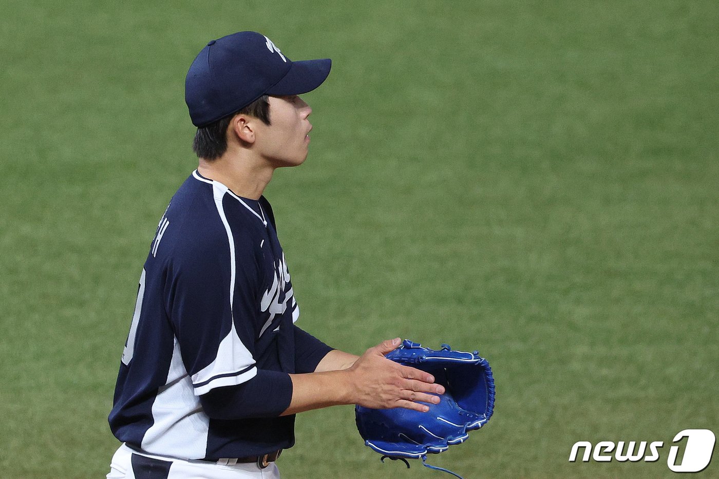 본문 이미지 - 2일 중국 항저우 인근 사오싱 야구 스포츠 문화센터에서 열린 2022 항저우 아시안게임 야구 본선 B조 2차전 대한민국과 대만의 경기에서 박영현이 6회말 2사 2, 3루 위기를 무실점으로 막은 후 손뼉을 치고 있다. 2023.10.2/뉴스1 ⓒ News1 신웅수 기자