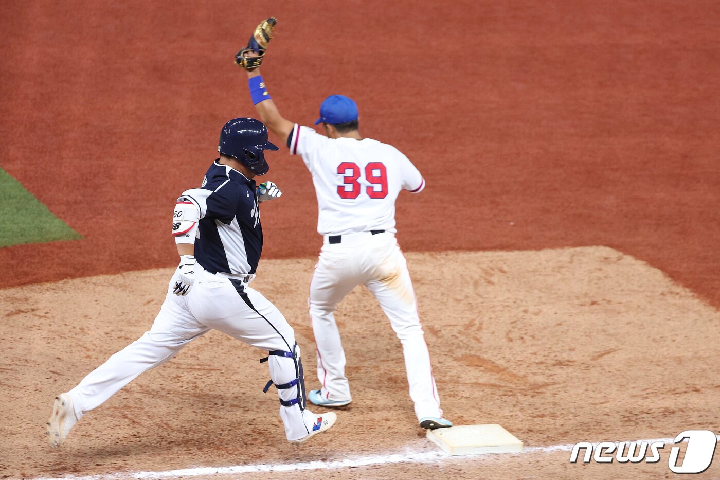 본문 이미지 - 2일 중국 항저우 인근 사오싱 야구 스포츠 문화센터에서 열린 2022 항저우 아시안게임 야구 본선 B조 2차전 대한민국과 대만의 경기에서 8회초 2사 2루 상황 강백호가 내야땅볼로 1루에서 아웃되고 있다. 2023.10.2/뉴스1 ⓒ News1 신웅수 기자