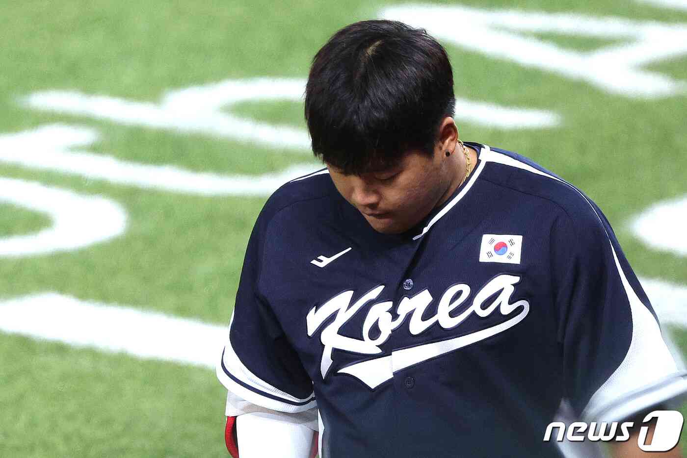 2일 중국 항저우 인근 사오싱 야구 스포츠 문화센터에서 열린 2022 항저우 아시안게임 야구 본선 B조 2차전 대한민국과 대만의 경기에서 8회초 2사 2루 상황 강백호가 내야땅볼로 1루에서 아웃된 후 아쉬워 하고 있다. 2023.10.2/뉴스1 © News1 신웅수 기자