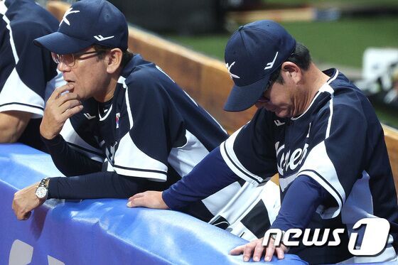 2일 중국 항저우 인근 사오싱 야구 스포츠 문화센터에서 열린 2022 항저우 아시안게임 야구 본선 B조 2차전 대한민국과 대만의 경기에서 류중일 감독이 고개를 숙이고 있다. 이날 대한민국 대표팀은 0대 4로 대만에 패했다. 2023.10.2/뉴스1 © News1 신웅수 기자