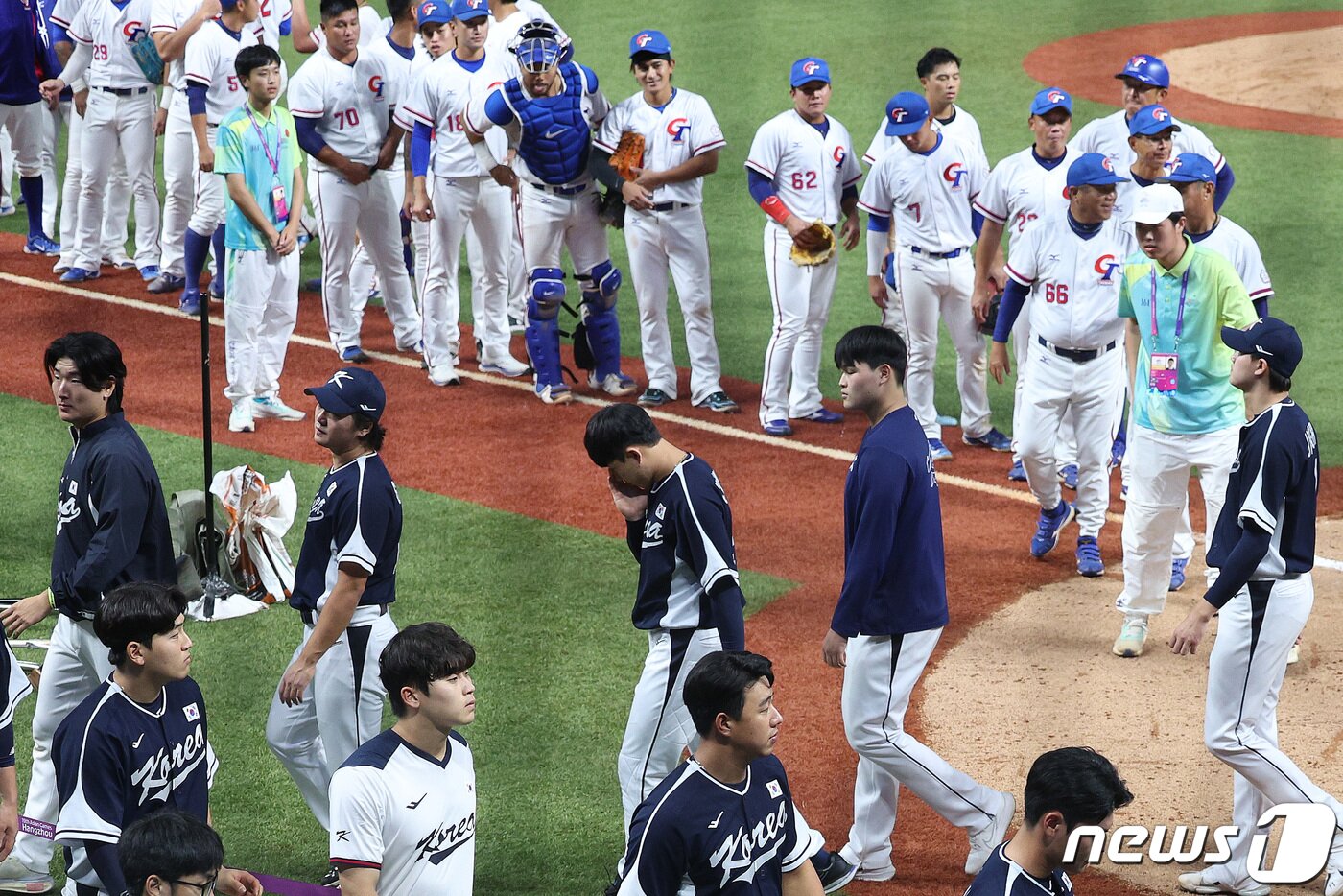 2일 중국 항저우 인근 사오싱 야구 스포츠 문화센터에서 열린 2022 항저우 아시안게임 야구 본선 B조 2차전 대한민국과 대만의 경기에서 0대 4로 패한 대한민국 선수들이 경기장을 나서고 있다. 2023.10.2/뉴스1 ⓒ News1 신웅수 기자