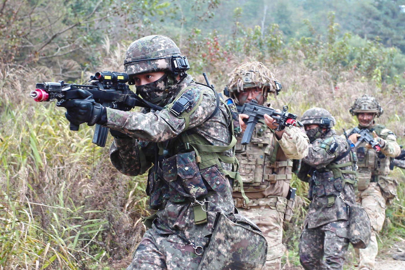 본문 이미지 - 한영 양국 군 장병들이 산악지역 전투 훈련에 임하고 있다. (육군 제공)