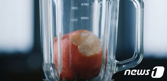  믹서기에 들어간 사과 (삼성전자 유튜브 갈무리)
