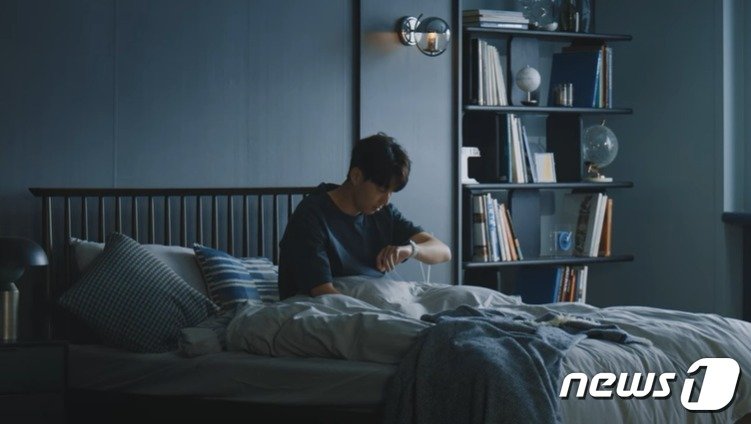 본문 이미지 -  침대에서 일어나 손목에 찬 갤럭시워치6를 보는 축구선수 손흥민 (삼성전자 제공) 