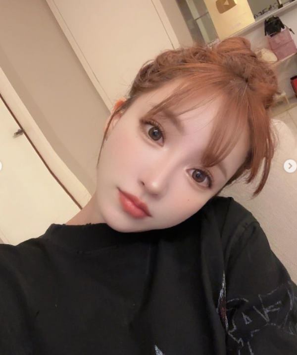 본문 이미지 - 일본 AV배우의 시구를 두고 갑론을박이 벌어졌다. 미카미 유아 인스타그램 갈무리