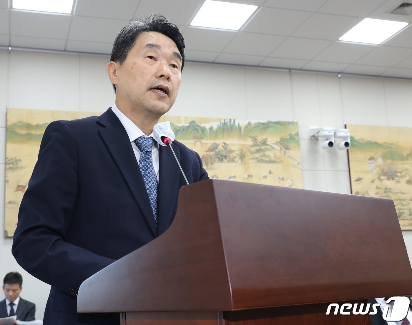 본문 이미지 - 이주호 사회부총리 겸 교육부 장관이 지난 20일 서울 여의도 국회에서 열린 교육위원회의 경기도교육청, 서울시교육청, 인천시교육청에 대한 국정감사에서 업무보고를 하고 있다. 2023.10.20/뉴스1 ⓒ News1 송원영 기자