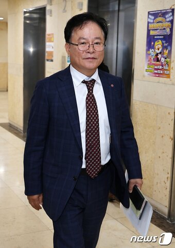 본문 이미지 - 조항목 NS홈쇼핑 대표가 20일 오전 서울 양천구 목동의 한 식당에서 열리는 류희림 방송통신심의위원장과 TV홈쇼핑 대표들의 오찬 간담회에 참석하고 있다. 2023.10.20/뉴스1 ⓒ News1 김진환 기자