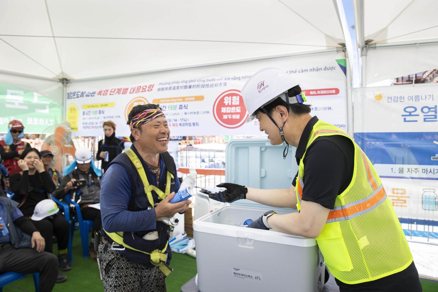 본문 이미지 - 혹서기 현장 특별점검 및 온열질환 예방 캠페인(현대건설 제공)