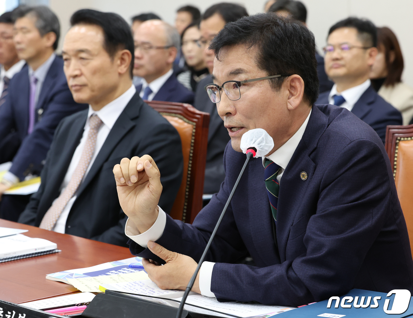 (서울=뉴스1) 송원영 기자 = 윤건영 충청북도교육청 교육감이 20일 서울 여의도 국회에서 열린 교육위원회의 경기도교육청, 서울시교육청, 인천시교육청에 대한 국정감사에서 의원들의 …