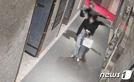 본문 이미지 - 지난해 5월22일 새벽 부산 부산진구 서면 오피스텔 1층 복도에서 발생한 '부산 돌려차기' 사건과 관련해 가해 남성 이모씨가 피해자를 발로 차고 있다.(남언호 법률사무소 빈센트 변호사 제공) 