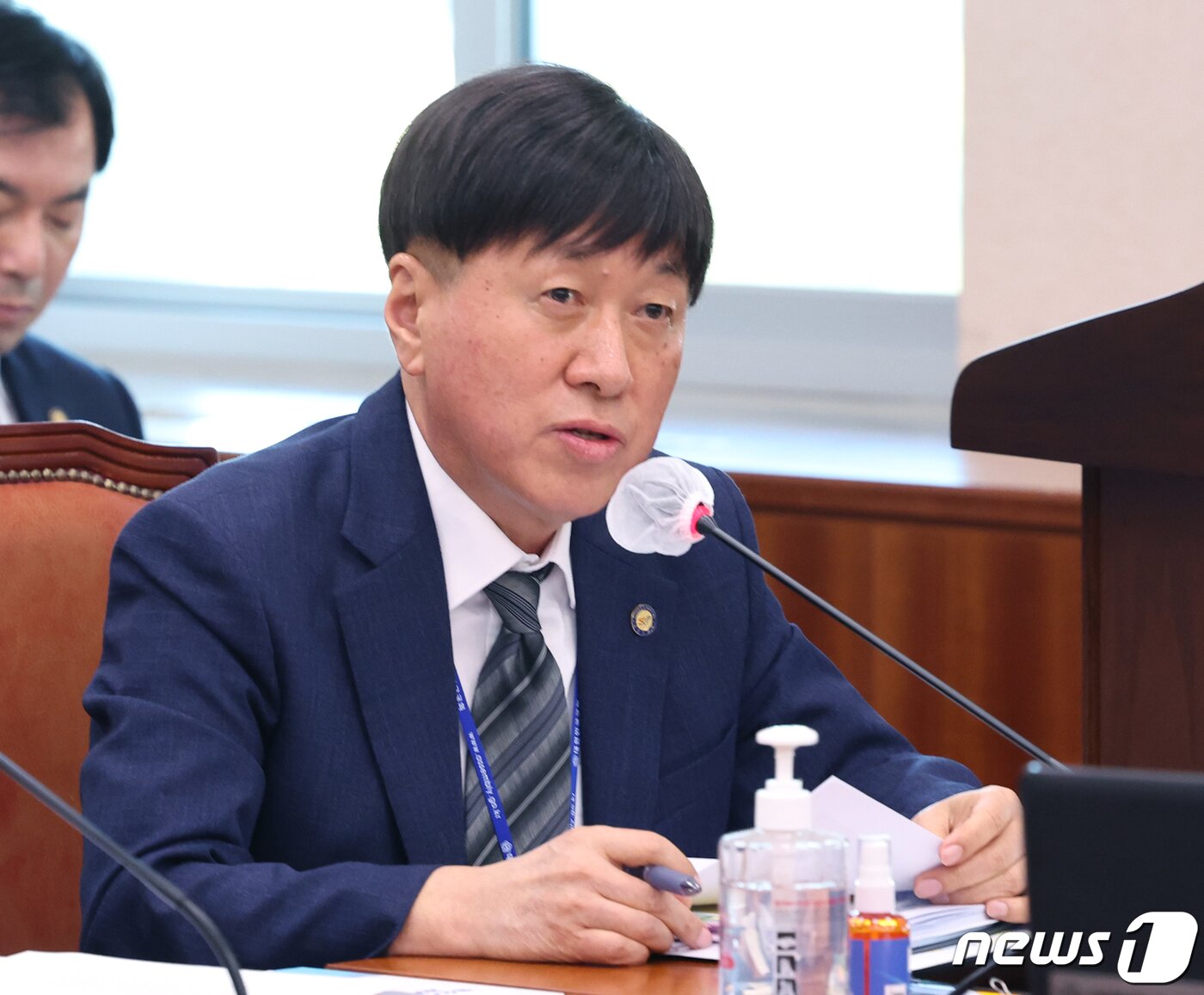 본문 이미지 - 김용문 창업진흥원장이 국회에서 열린 산업통상자원중소벤처기업위원회 국정감사에서 의원들의 질의에 답변하고 있다. /뉴스1 ⓒ News1 송원영 기자