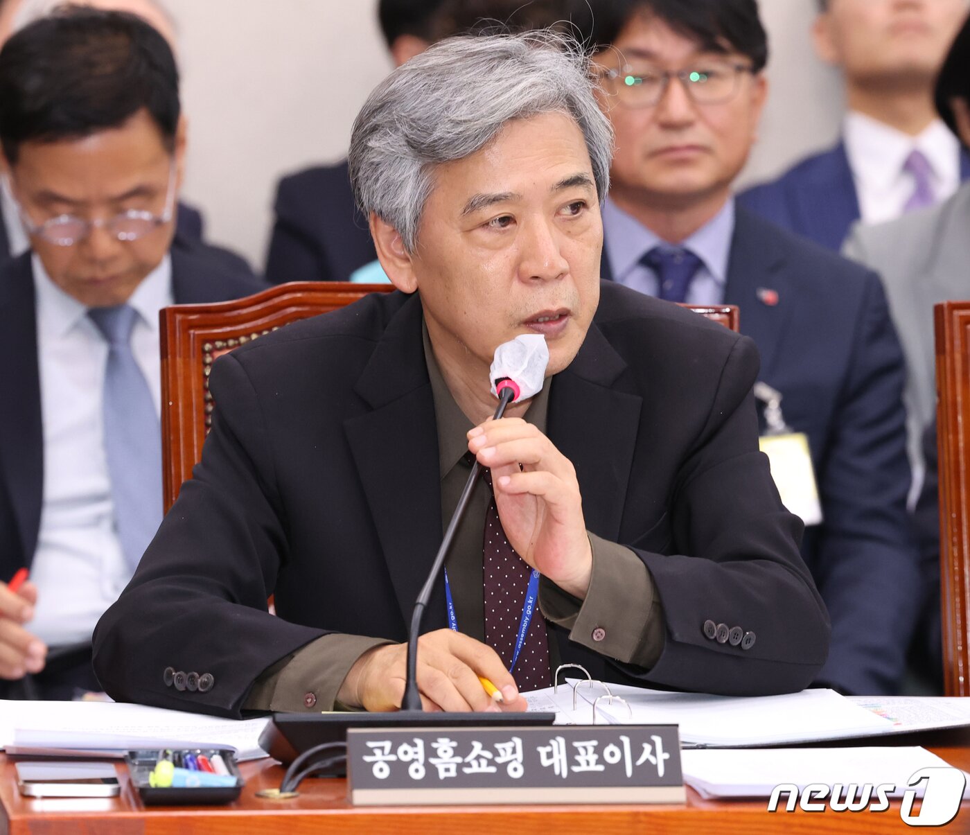 본문 이미지 - 조성호 공영홈쇼핑 대표이사가 20일 서울 여의도 국회에서 열린 산업통상자원중소벤처기업위원회의 중소벤처기업진흥공단, 기술보증기금, 소상공인시장진흥공단 등에 대한 국정감사에서 의원들의 질의에 답변하고 있다. 2023.10.20/뉴스1 ⓒ News1 송원영 기자