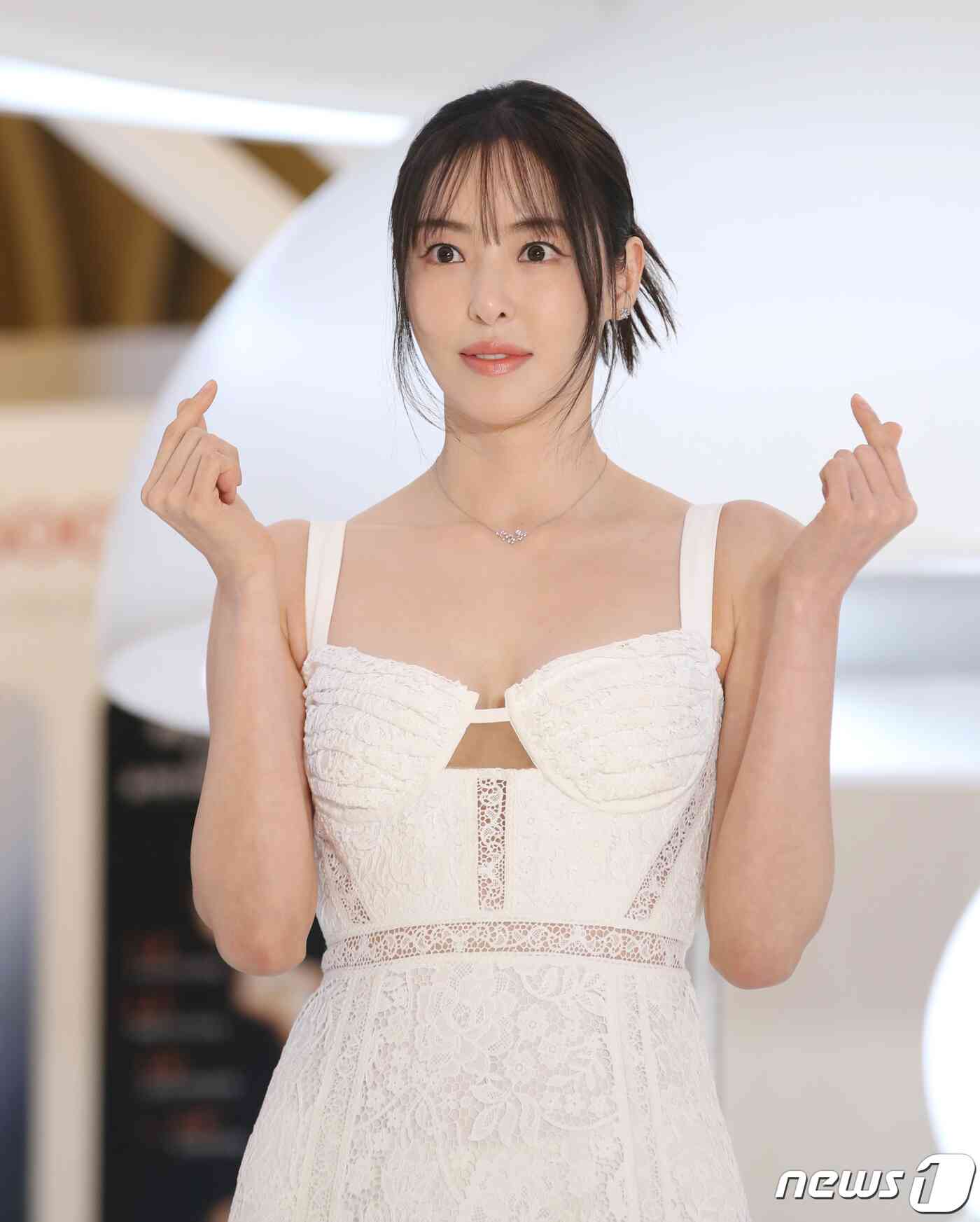 배우 이다희가 20일 서울 송파구 롯데백화점 에비뉴엘 월드타워점에서 진행된 한 뷰티 브랜드 오픈 행사에서 하트를 그리고 있다. © News1 권현진 기자