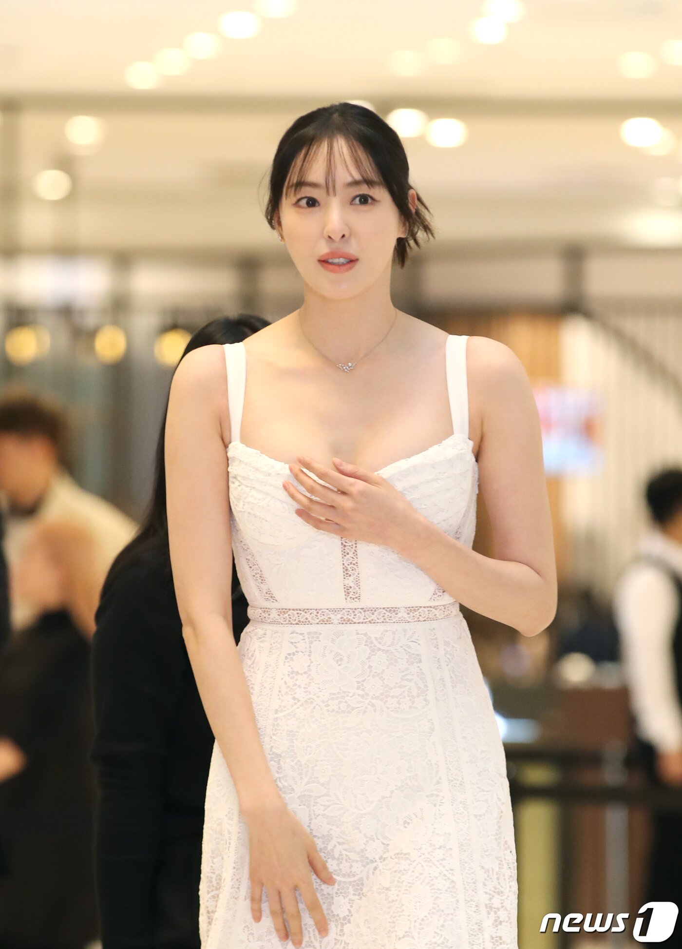 본문 이미지 - 배우 이다희가 20일 서울 송파구 롯데백화점 에비뉴엘 월드타워점에서 진행된 한 뷰티 브랜드 오픈 행사에 참석하고 있다. ⓒ News1 권현진 기자