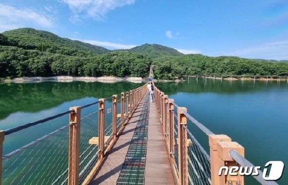 경기서북부시티투어 ‘고양-파주’ 코스 중 한 곳인 &#39;마장호수 출렁다리&#39;&#40;경기관광공사 제공&#41;/