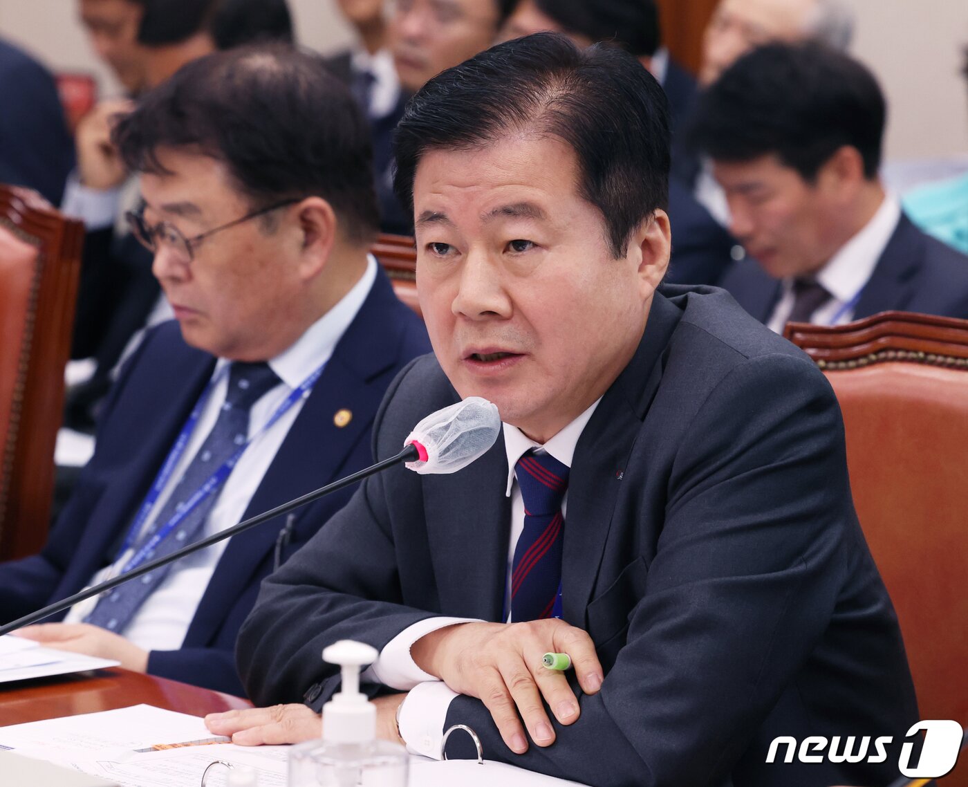 본문 이미지 - 강석진 중소벤처기업진흥공단 이사장이 20일 서울 여의도 국회에서 열린 산업통상자원중소벤처기업위원회의 중소벤처기업진흥공단, 기술보증기금, 소상공인시장진흥공단 등에 대한 국정감사에서 의원들의 질의에 답변하고 있다. 2023.10.20/뉴스1 ⓒ News1 송원영 기자