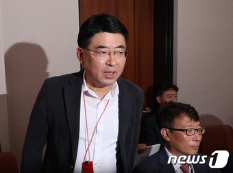 본문 이미지 - 유창오 공영홈쇼핑 상임감사가 20일 서울 여의도 국회에서 열린 산업통상자원중소벤처기업위원회의 중소벤처기업진흥공단, 기술보증기금, 소상공인시장진흥공단 등에 대한 국정감사에서 김성원 국민의힘 간사의 건의로 퇴장하고 있다. 2023.10.20/뉴스1 ⓒ News1 송원영 기자