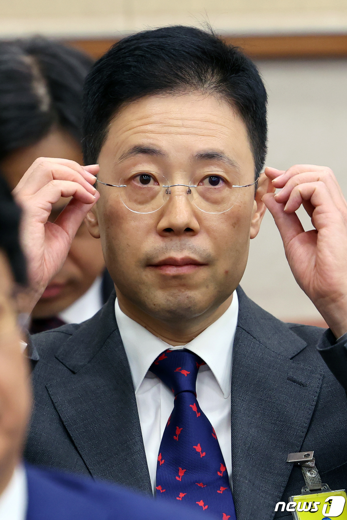 (서울=뉴스1) 황기선 기자 = 손준성 대구고등검찰청 차장검사가 20일 서울 여의도 국회에서 열린 법제사법위원회의 대전고등검찰청 등에 대한 국정감사에서 안경을 고쳐쓰고 있다. 20 …