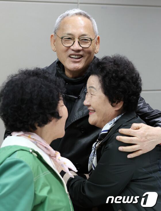 유인촌 장관, 옛 전남도청 복원지킴이어머니 면담
