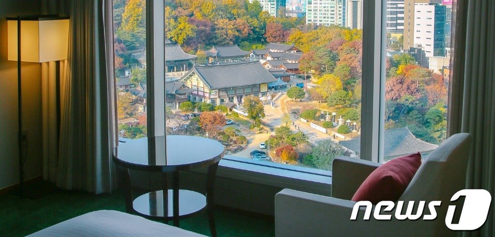 본문 이미지 - 인터컨티넨탈 서울 코엑스의 봉은사 단풍 뷰(파르나스호텔 제공)
