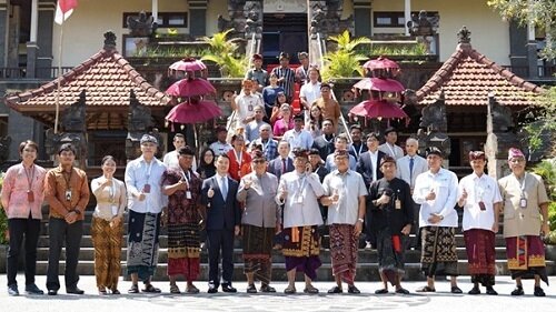 본문 이미지 - 인도네시아 발리 국제관광비즈니스대학교에서 열린 '탄소제로시대의 전기차 충전과 전력공급 세미나'에서 참가자들이 기념촬영을 하고 있다. (사진제공 = 에너캠프)