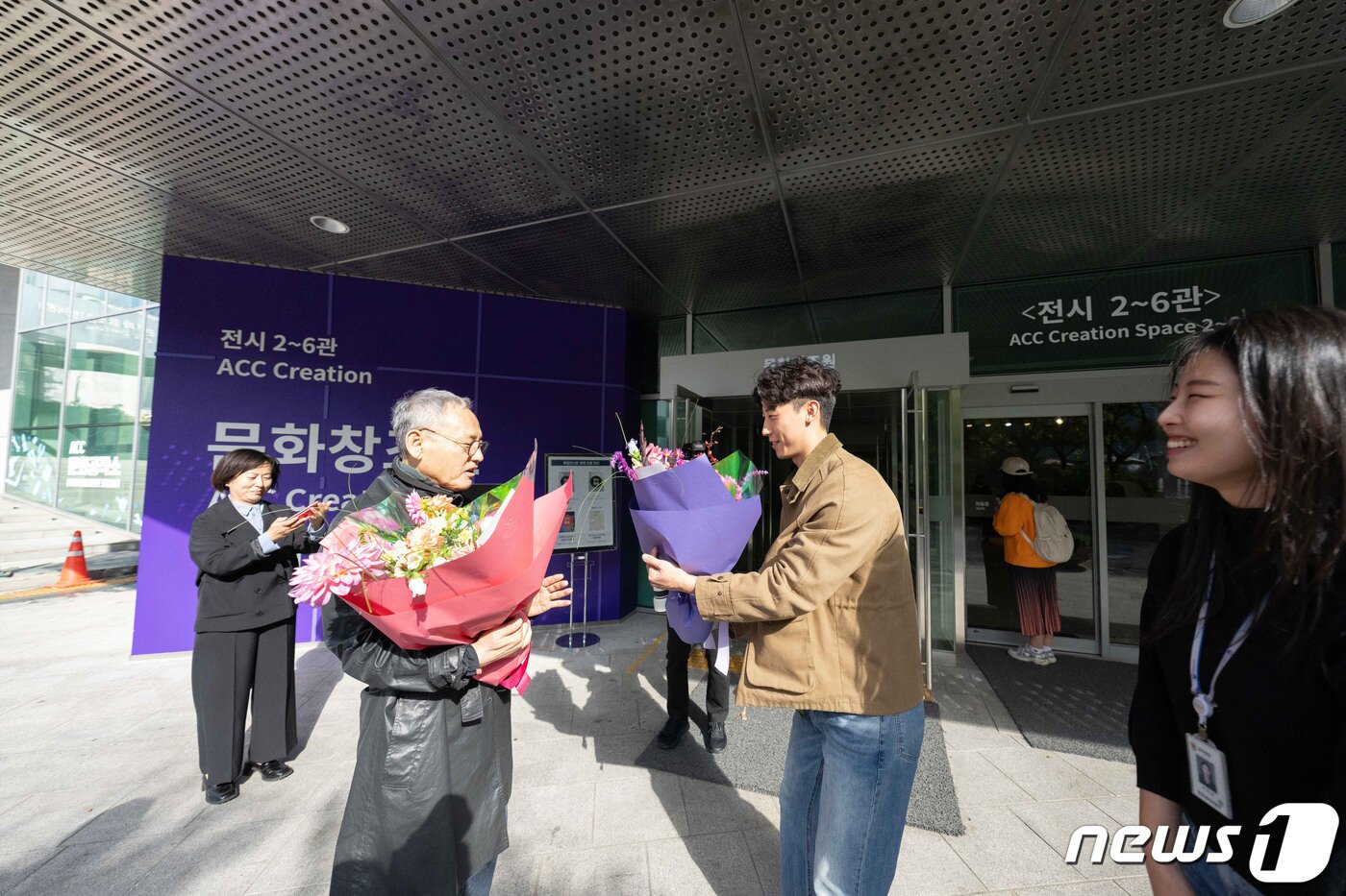 본문 이미지 - 유인촌 문화체육관광부 장관이 20일 광주를 찾은 가운데 국립아시아문화전당 직원으로부터 환영인사 받고있다. (국립아시아문화전당 제공) 2023.10.20/뉴스1 