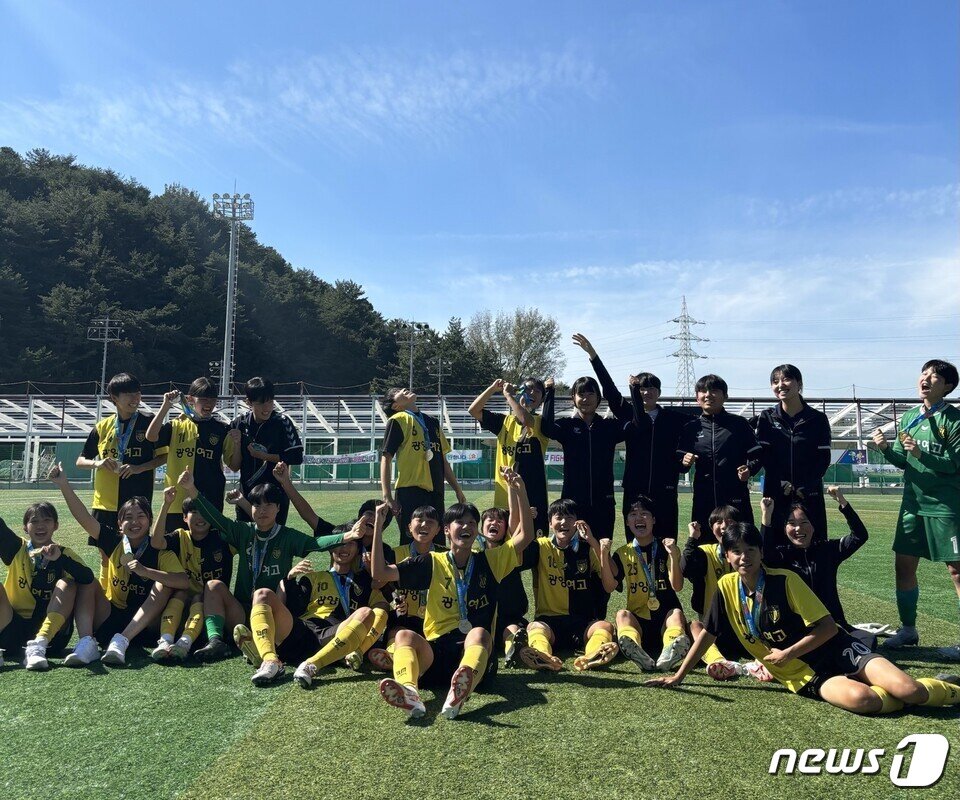 본문 이미지 - 광양여고(교장 주경중)- 제104회 전국체육대회 축구(여자 18세 이하부)에서 전남 대표로 출전, 금메달을 차지했다. 광양여고는 8강전에서 충남 인터넷고를 상대로 6대 0, 4강전 충북 예성여고에 2대 0 , 결승전에서 울산 현대고를 만나 2대 0으로 승리하여 단체종목 금메달을 획득했다.(전남교육청 제공)/뉴스1 