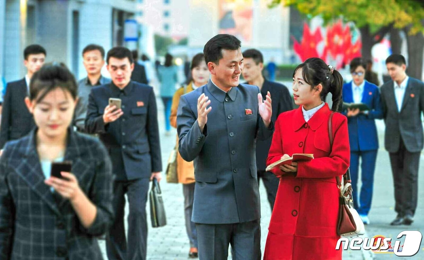 본문 이미지 - &#40;평양 노동신문=뉴스1&#41; = 북한 노동당 기관지 노동신문은 21일 평양 주민들의 출근길 사진을 실었다. 사진은 평양 중구역 주민들의 출근길 모습. [국내에서만 사용가능. 재배포 금지. DB 금지. For Use Only in the Republic of Korea. Redistribution Prohibited] rodongphoto@news1.kr