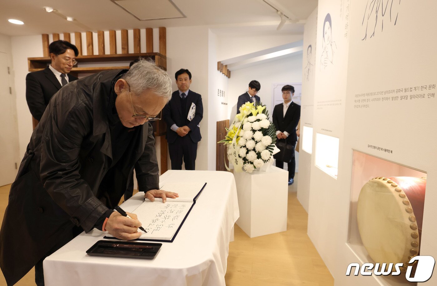 본문 이미지 - 유인촌 문화체육관광부 장관이 20일 전북 남원 국립민속국악원을 방문해 故 고은주, 김수연 민속국악원 무용단원 추모공간에서 방명록을 작성하고 있다. 故 고은주, 김수연 단원은 2010 남아공 월드컵 당시 한국문화페스티벌 해외공연에 참가했다가 현지에서 발병한 열대열 말라리아로 순직했다.