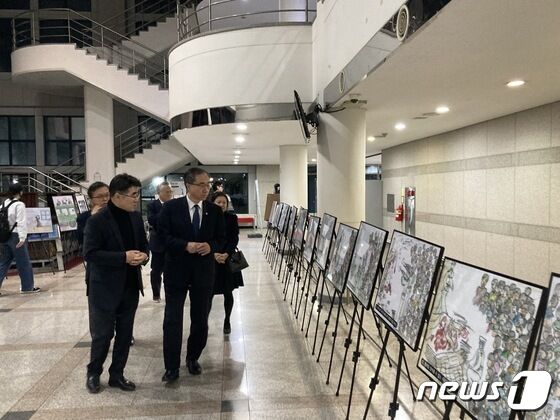 문승현 통일부 차관이 북송 탈북민들의 현실을 보여주는 오페라 공연 관람에 앞서 공연장에 설치된 전시물들을 둘러보고 있다. (통일부 제공)