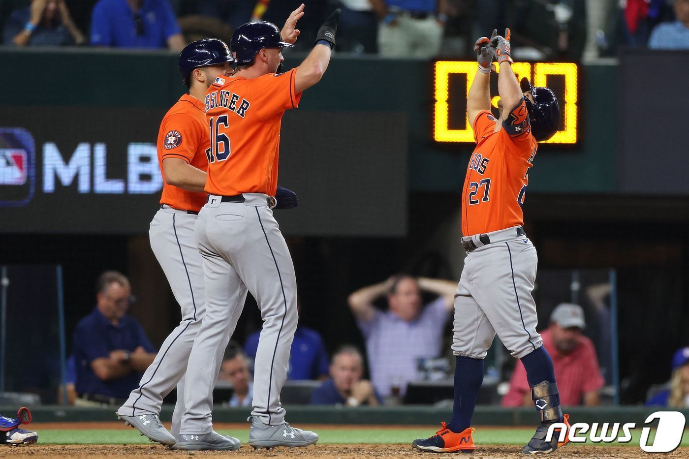 본문 이미지 - 9회 극적인 스리런을 친 뒤 환호하는 알투베.(맨 오른쪽) ⓒ AFP=뉴스1