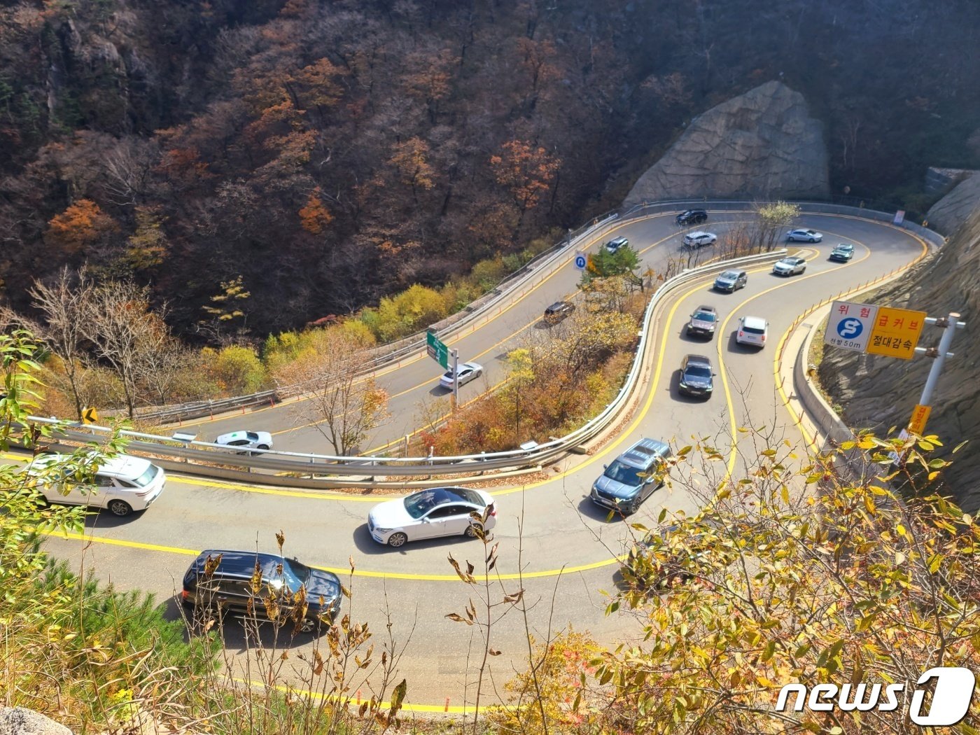 본문 이미지 - 21일 강원 인제군 북면 한계령 일대에 주말을 맞아 가을 단풍을 보기 위한 나들이객들의 차들이 줄지어 이동하고 있다. (인제군 제공) 2023.10.21/뉴스1 