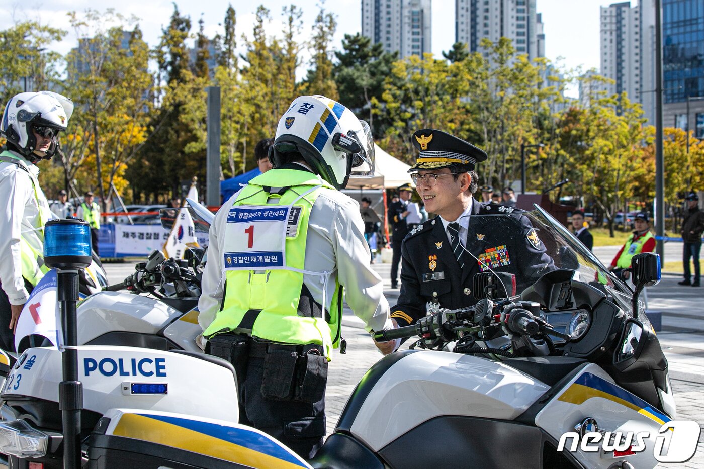 본문 이미지 - 20일 송도컨벤시아 야외광장서 경찰대형오토바이 경진대회가 진행되고 있다.(경찰인재개발원 제공)