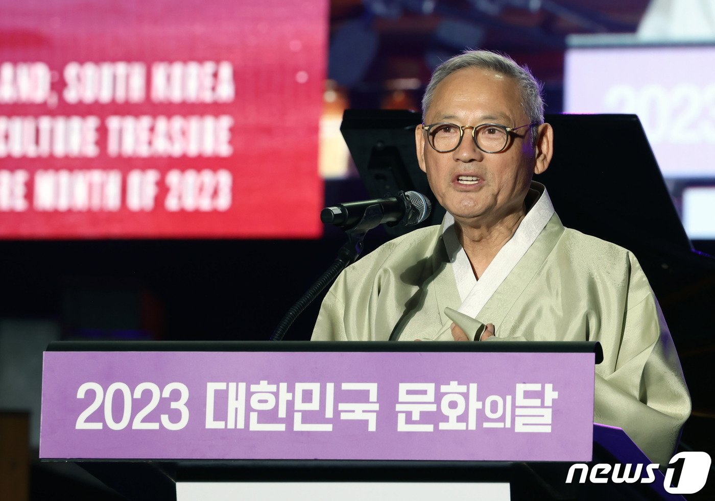 유인촌 문화체육관광부 장관이 21일 전남 신안군 1004뮤지엄파크에서 열린 2023 대한민국 문화의달 기념행사에 참석해 축사를 하고 있다.