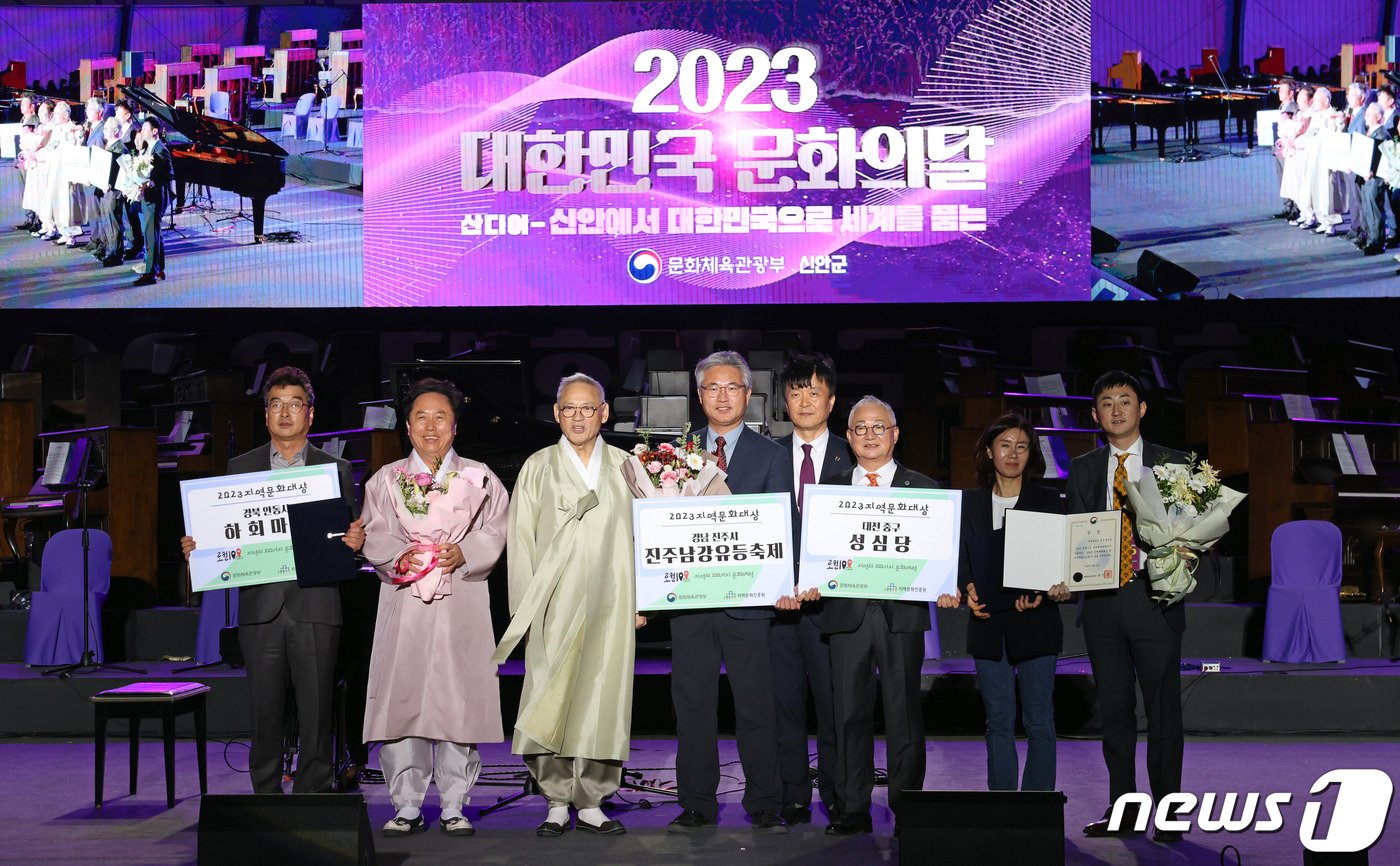 본문 이미지 - 유인촌 문화체육관광부 장관이 21일 전남 신안군 1004뮤지엄파크에서 열린 2023 대한민국 문화의달 기념행사에 참석해 지역문화대상 수상자들에게 시상한 뒤 기념촬영을 하고 있다.