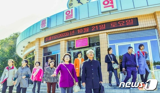 50년 맞은 평양 지하철 이용하는 북한 주민들
