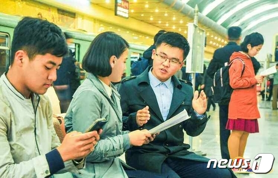 '50년' 평양 지하철역… 대화나누는 북한 주민들