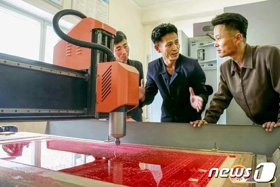 북한 원산통신기계수리공장… "책임성 높게"