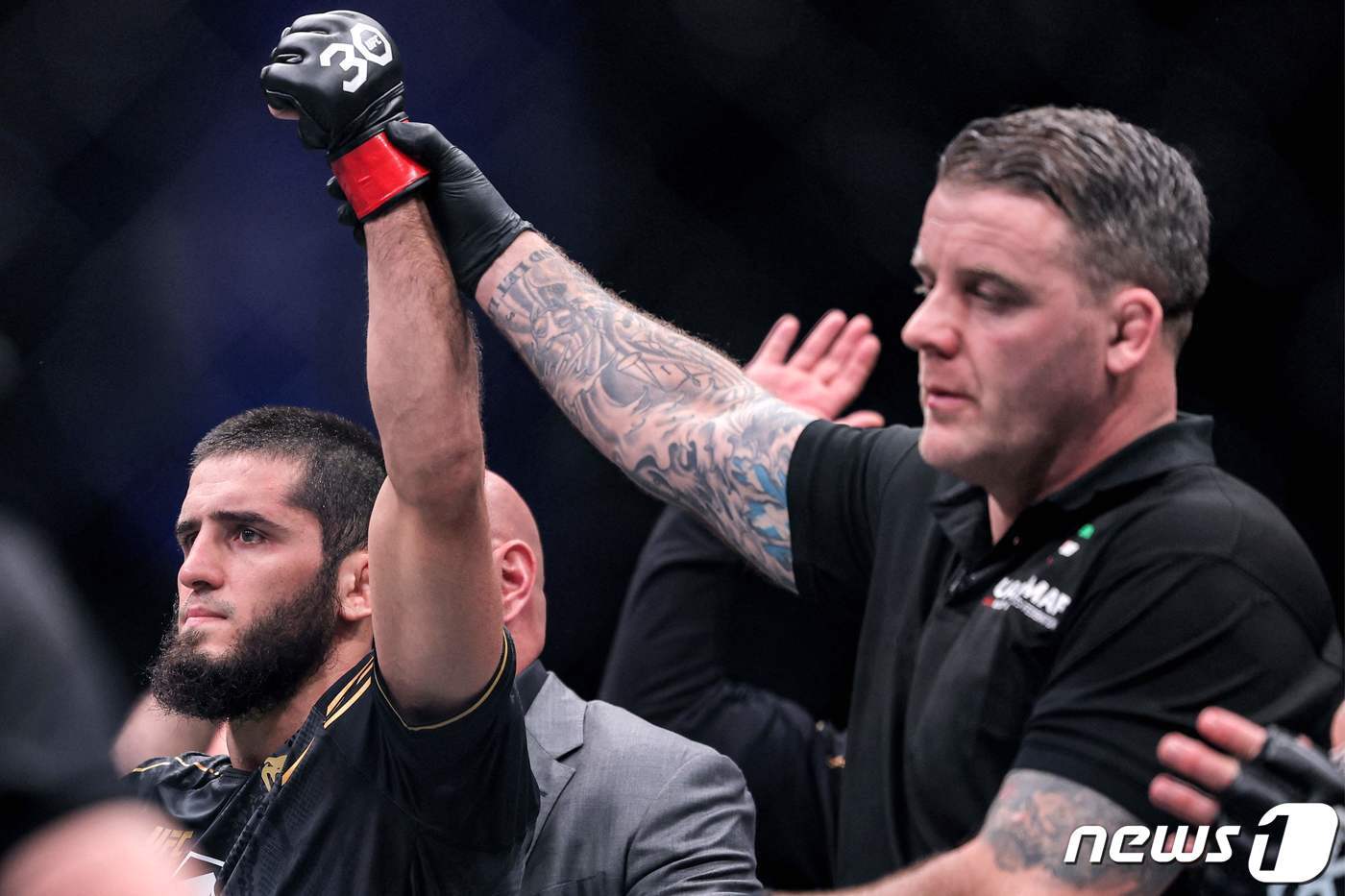 본문 이미지 - 22일(한국시간) 알렉산더 볼카노프스키(호주)에 KO승을 거둔 이슬람 마카체프(러시아·왼쪽). ⓒ AFP=뉴스1