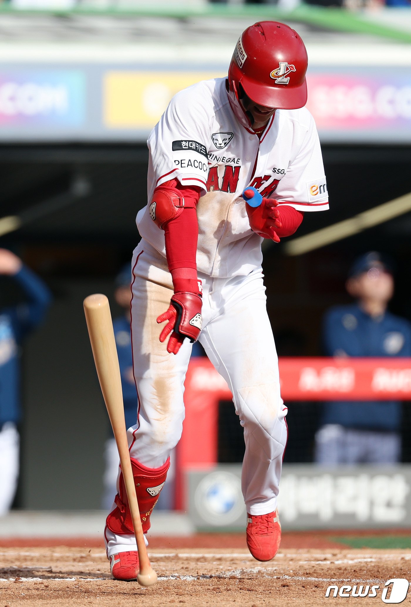 22일 오후 인천 미추홀구 문학동 SSG랜더스필드에서 열린 프로야구 &#39;2023 신한은행 SOL KBO 포스트시즌&#39; 준플레이오프 1차전 NC 다이노스와 SSG 랜더스의 경기, 4회말 2사 1,3루 찬스를 놓친 SSG 최지훈이 아쉬워하며 배트를 바닥에 던지고 있다. 2023.10.22/뉴스1 ⓒ News1 이동해 기자