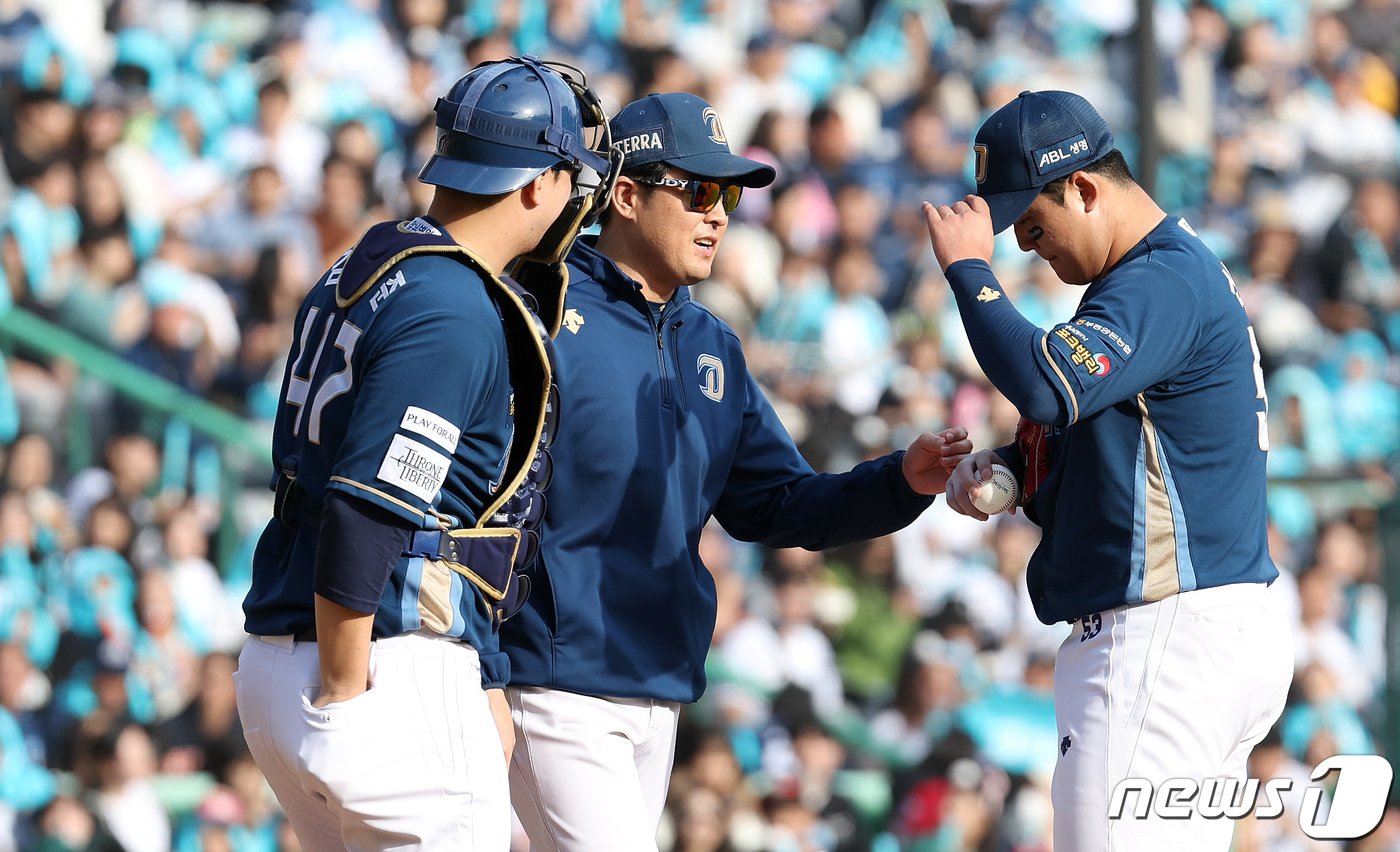 22일 오후 인천 미추홀구 문학동 SSG랜더스필드에서 열린 프로야구 &#39;2023 신한은행 SOL KBO 포스트시즌&#39; 준플레이오프 1차전 NC 다이노스와 SSG 랜더스의 경기, NC 선발투수 신민혁이 6회말 2사 SSG 한유섬 타석을 앞두고 교체되고 있다. 2023.10.22/뉴스1 ⓒ News1 이동해 기자