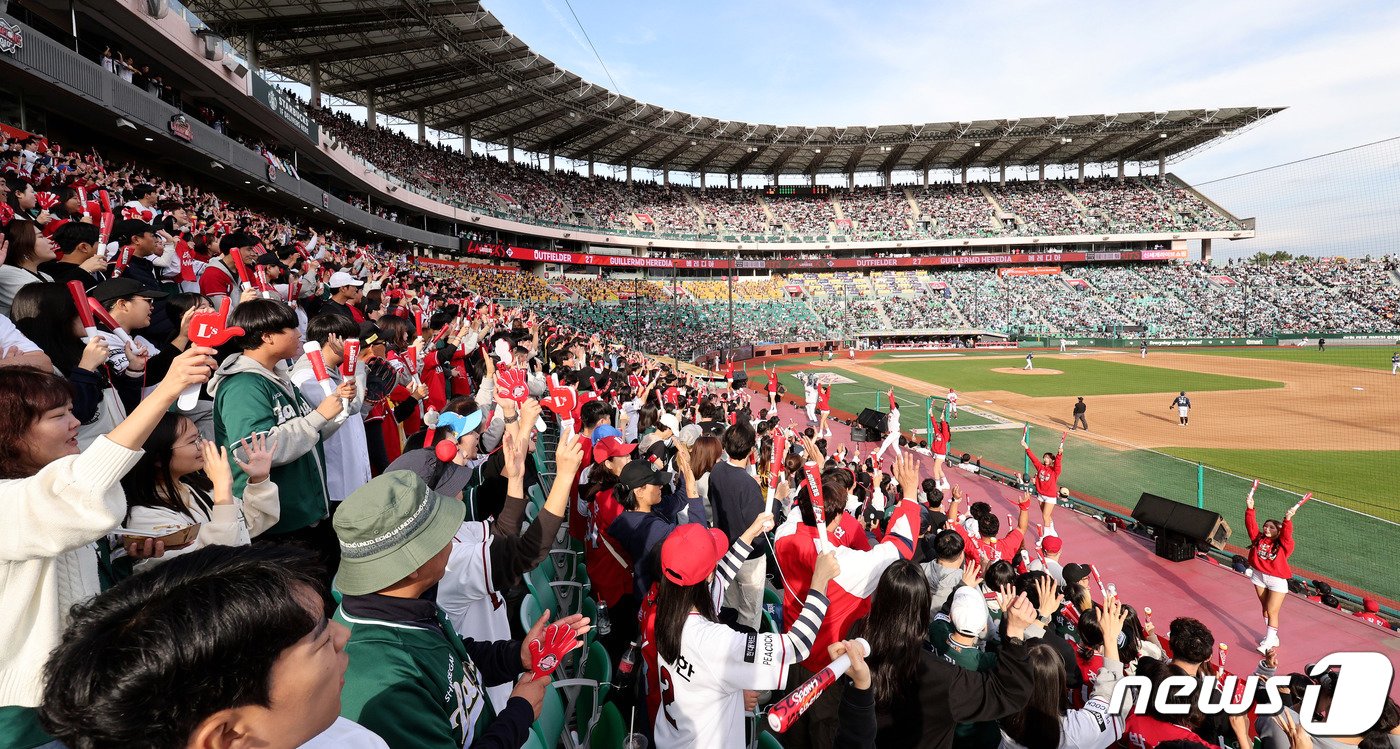 22일 오후 인천 SSG랜더스필드에서 열린 프로야구 &#39;2023 신한은행 SOL KBO 포스트시즌&#39; 준플레이오프 1차전 SSG 랜더스와 NC 다이노스의 경기를 찾은 관중들이 응원을 펼치며 경기를 관람하고 있다. 2023.10.22/뉴스1 ⓒ News1 장수영 기자