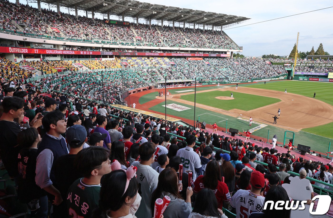 22일 오후 인천 SSG랜더스필드에서 열린 프로야구 &#39;2023 신한은행 SOL KBO 포스트시즌&#39; 준플레이오프 1차전 SSG 랜더스와 NC 다이노스의 경기를 찾은 관중들이 응원을 펼치며 경기를 관람하고 있다. 2023.10.22/뉴스1 ⓒ News1 장수영 기자