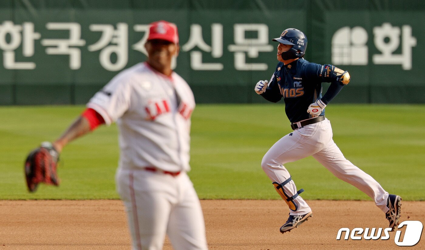 본문 이미지 - 22일 오후 인천 SSG랜더스필드에서 열린 프로야구 '2023 신한은행 SOL KBO 포스트시즌' 준플레이오프 1차전 SSG 랜더스와 NC 다이노스의 경기 8회초 1사 1루 상황, NC 김성욱이 투런 홈런을 친 뒤 홈을 향해 달려가고 있다. 2023.10.22/뉴스1 ⓒ News1 장수영 기자