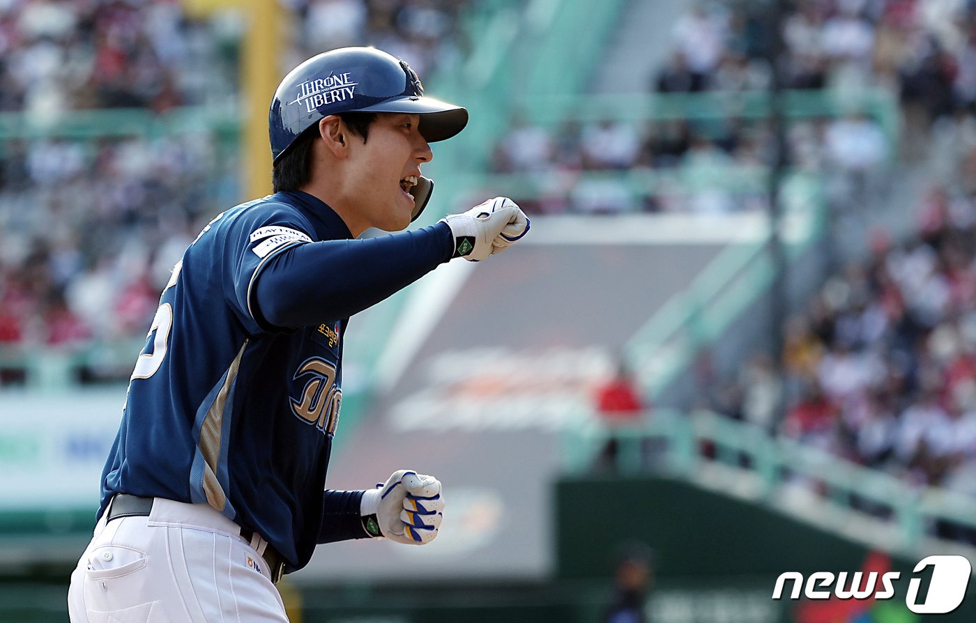 22일 인천 SSG랜더스필드에서 열린 프로야구 &#39;2023 신한은행 SOL KBO 포스트시즌&#39; 준플레이오프 1차전 SSG 랜더스와 NC 다이노스의 경기 8회초 1사 주자 1루 상황 NC 김성욱이 좌중간 투런홈런을 때린 뒤 3루 베이스를 돌며 포효하고 있다. 2023.10.22/뉴스1 ⓒ News1 박정호 기자