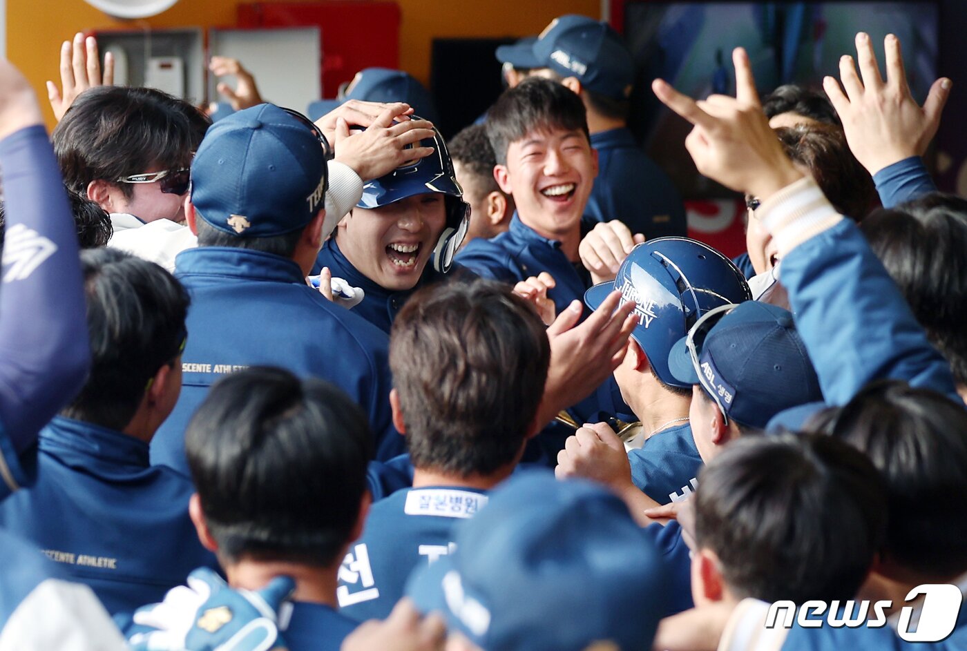 본문 이미지 - 22일 인천 SSG랜더스필드에서 열린 프로야구 '2023 신한은행 SOL KBO 포스트시즌' 준플레이오프 1차전 SSG 랜더스와 NC 다이노스의 경기 8회초 1사 주자 1루 상황 NC 김성욱이 좌중간 투런홈런을 때린 뒤 더그아웃으로 들어와 팀 동료들과 자축하고 있다. 2023.10.22/뉴스1 ⓒ News1 박정호 기자