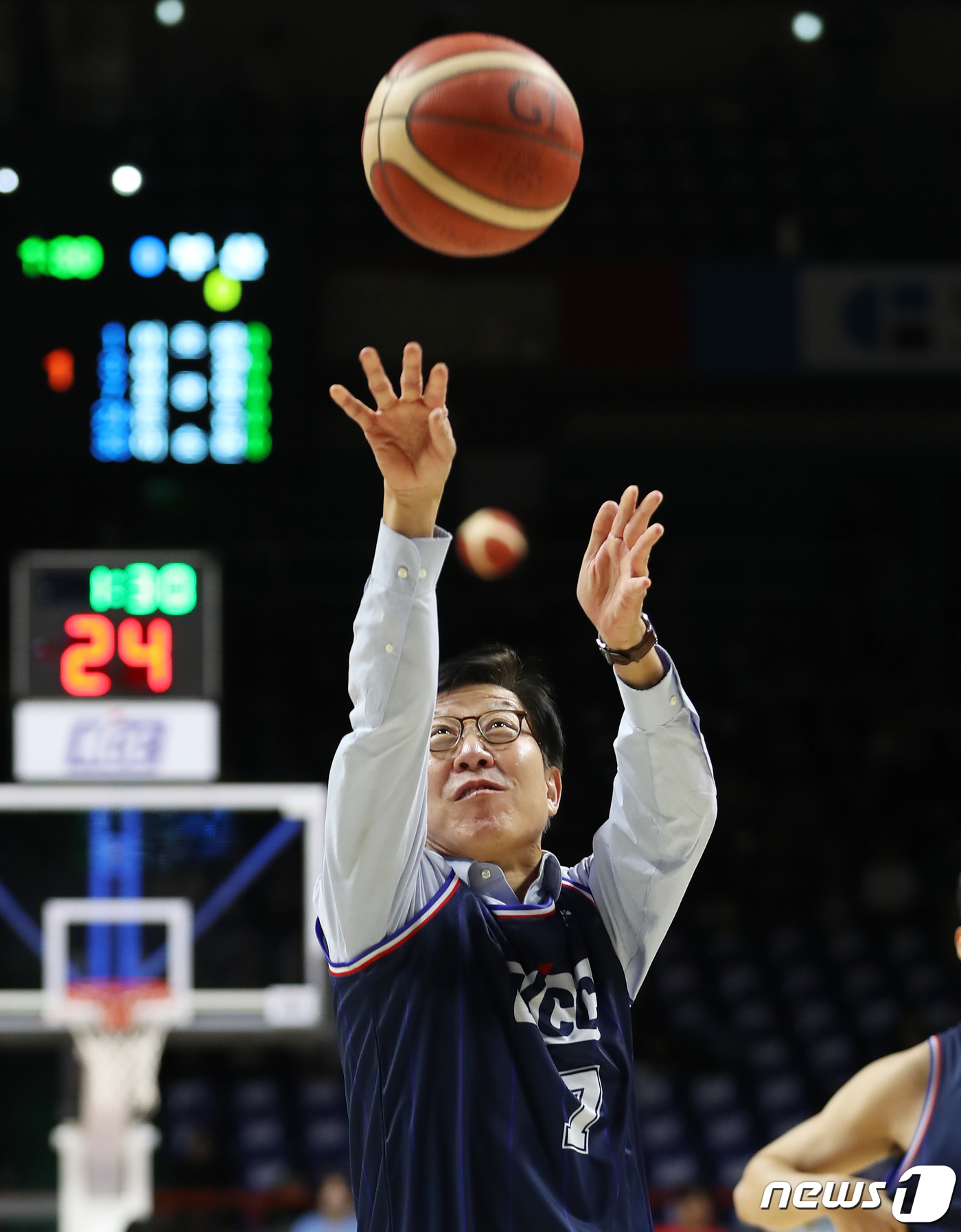 (부산=뉴스1) 윤일지 기자 = 22일 오후 부산 사직실내체육관에서 열린 2023-2024 정관장 프로농구 부산 KCC와 서울 삼성의 경기에 앞서 박형준 부산시장이 시구를 하고 있 …